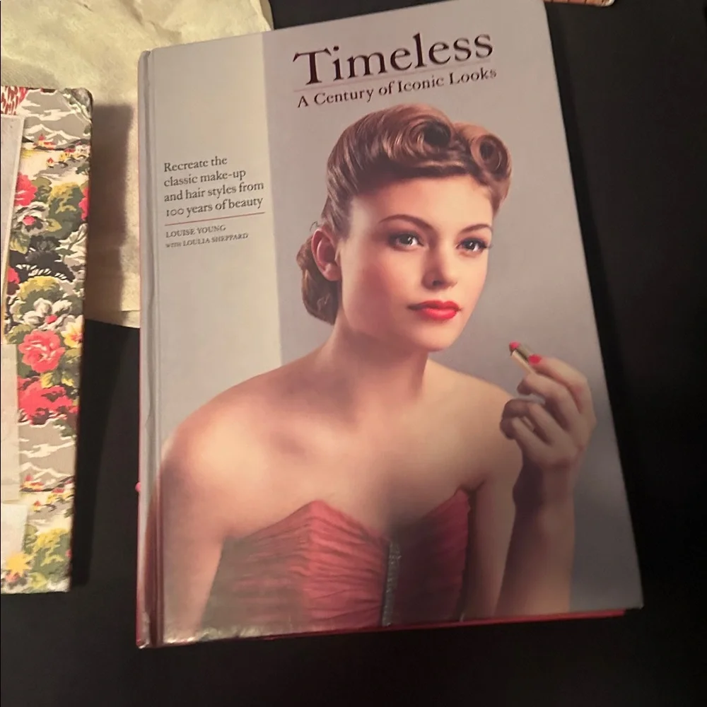 Chic Red Graphic Handbag - Picture 3 of 7